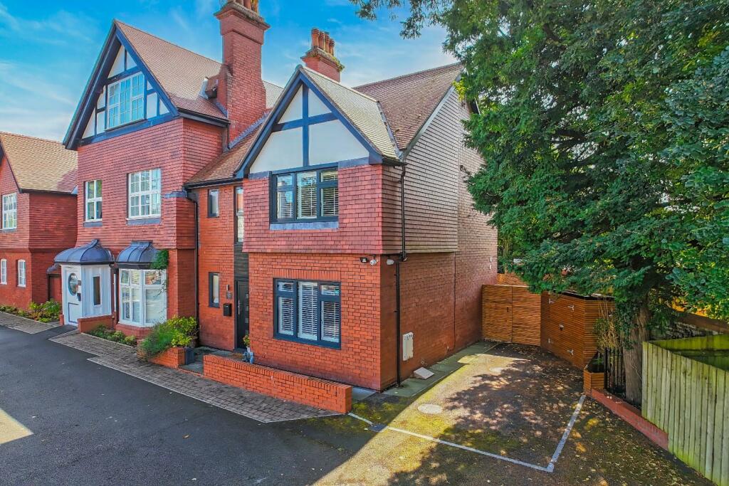 The Townhouse, 8 Pen Y Garth Mansions, 2 Stanwell Road, Penarth, CF64 3EA