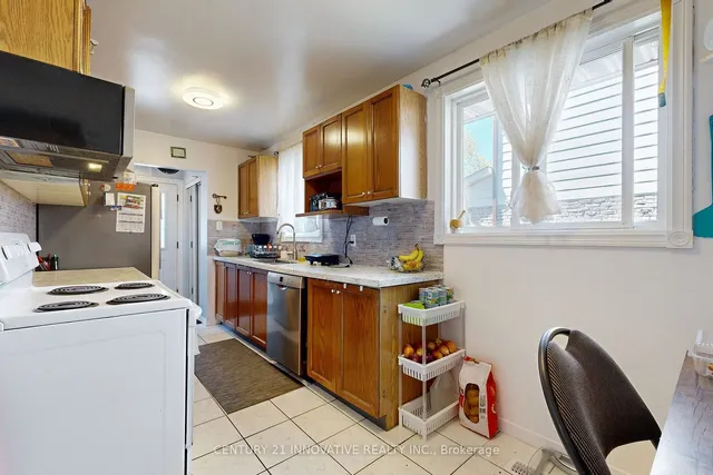 Additional image 14 of 18 Lowry Sq