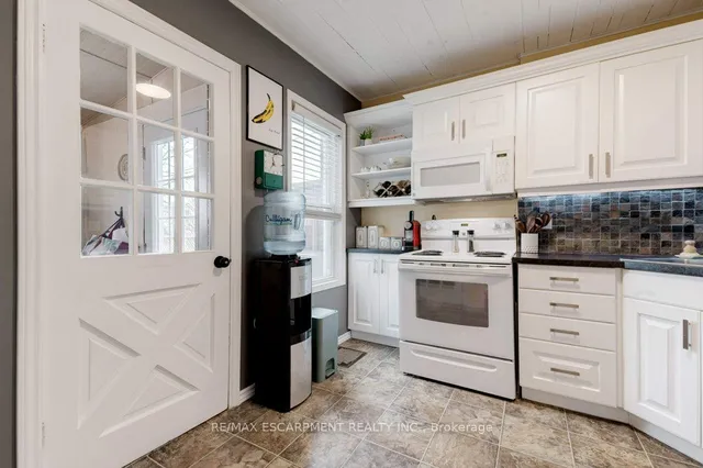 Additional image 13 of 64 Graham Ave