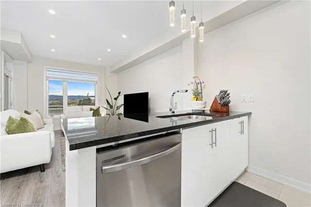 Additional image 7 of 590 North Service Rd Unit 52