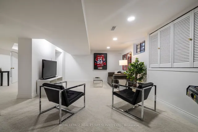 Additional image 30 of 121 Roxborough Dr