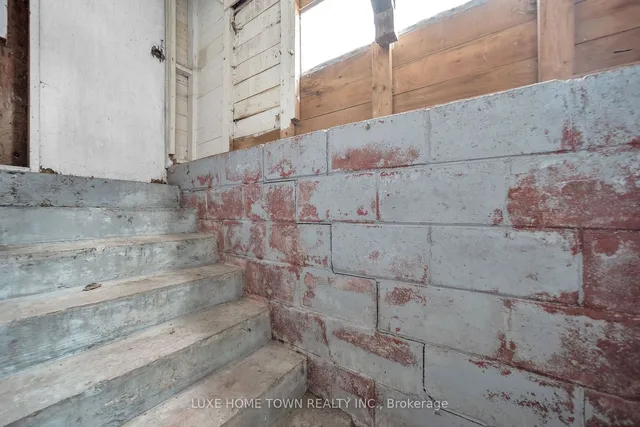 Additional image 33 of 102 Brenda Cres