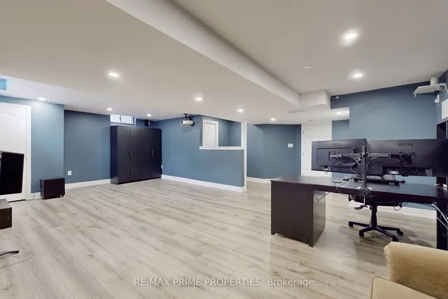 Additional image 32 of 748 CALDWELL Cres