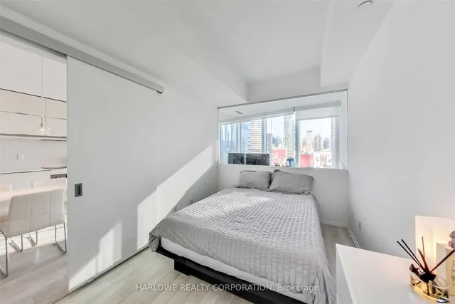 Additional image 4 of 197 Yonge St Unit 1514