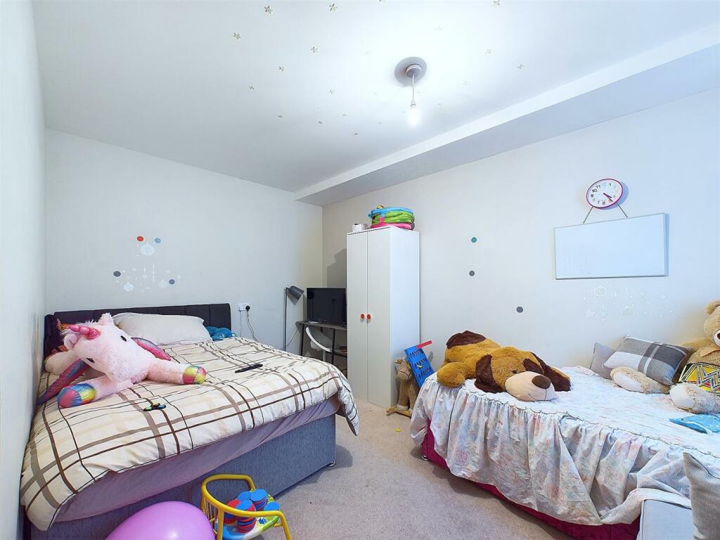 Additional image 4 of Station Approach Road, Coulsdon