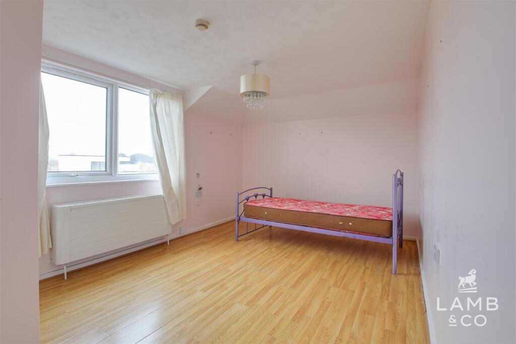 Additional image 26 of Cliff Parade, Walton On The Naze