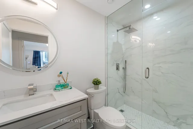 Additional image 33 of 70 Roehampton Ave Unit 1122