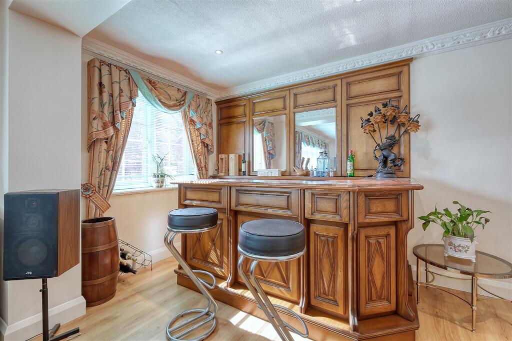 Additional image 5 of Hamlet Hill, Roydon: Spacious Detached Bungalow with Pool