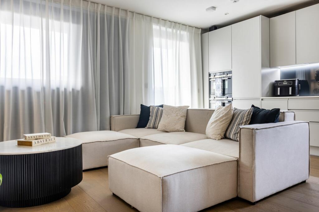 Leaden Hill, Smitham Court, CR5