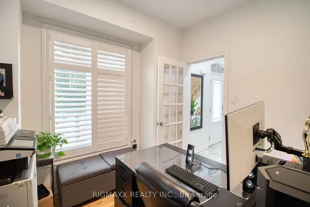 Additional image 30 of 53 Lola Cres