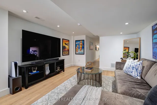 Additional image 28 of 47 Woodfield Rd