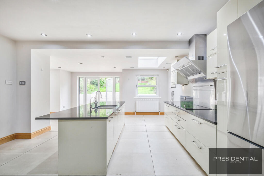 Additional image 8 of Dukes Avenue, Theydon Bois, CM16