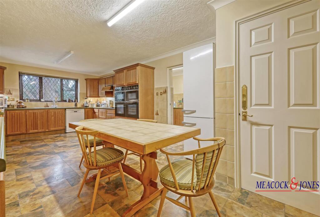 Additional image 19 of Roundwood Avenue, Hutton Mount, Brentwood