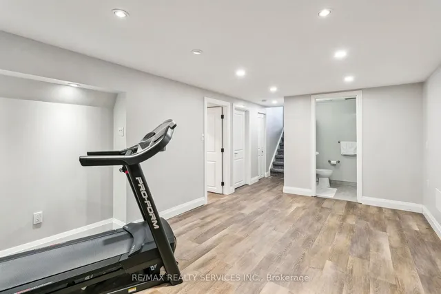 Additional image 32 of 8 Derwent Ave