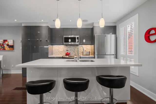 Additional image 5 of 1000 Dundas St Unit 9