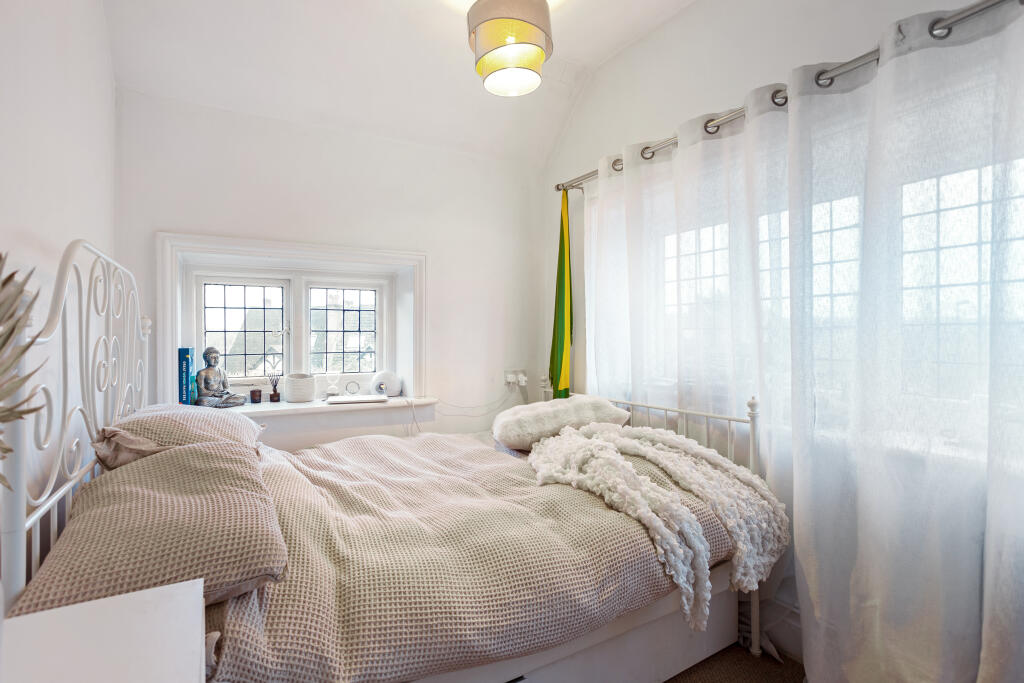 Additional image 15 of Woodcote Grove Road, Coulsdon, CR5