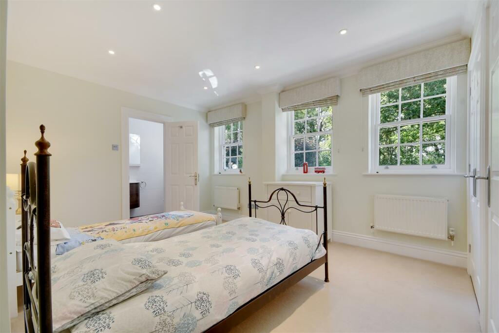 Additional image 23 of Thorndon Approach, Herongate, Brentwood