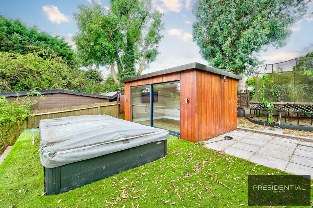 Additional image 38 of Dukes Avenue, Theydon Bois, CM16