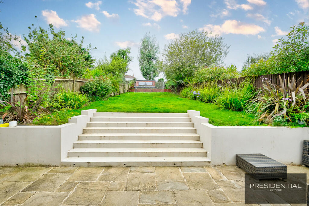 Additional image 32 of Dukes Avenue, Theydon Bois, CM16