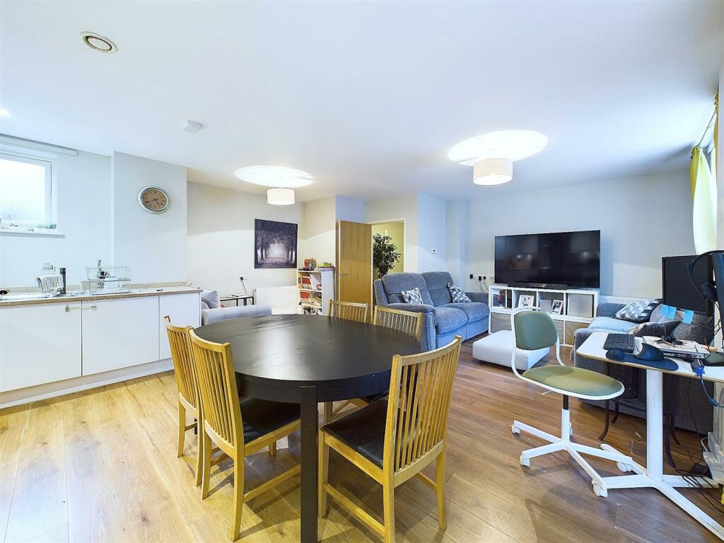 Additional image 11 of Station Approach Road, Coulsdon