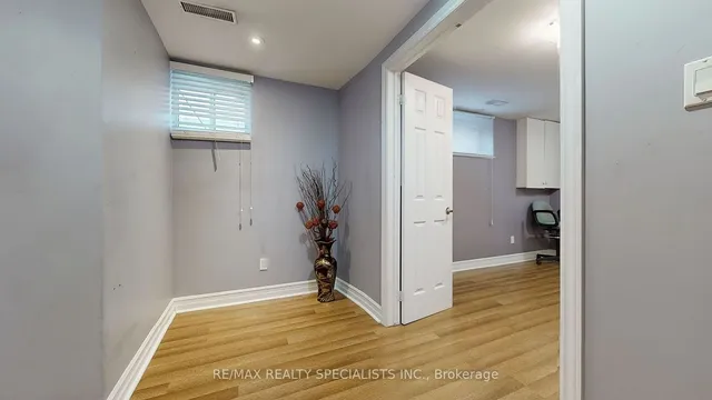 Additional image 33 of 94 Flamingo Cres