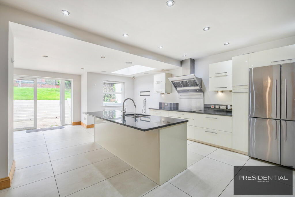 Additional image 43 of Dukes Avenue, Theydon Bois, CM16