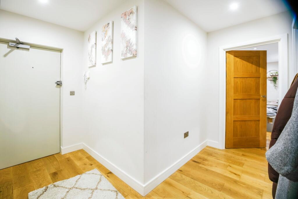 Additional image 12 of 38 Woodcote Grove Road, Coulsdon, CR5