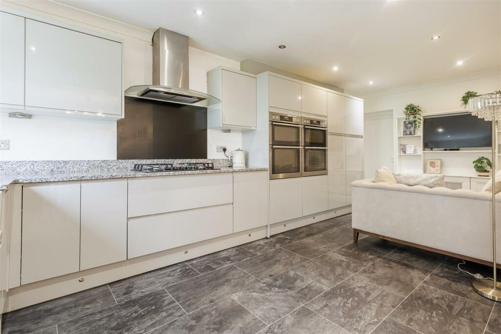 Additional image 33 of Dukes Avenue, Theydon Bois