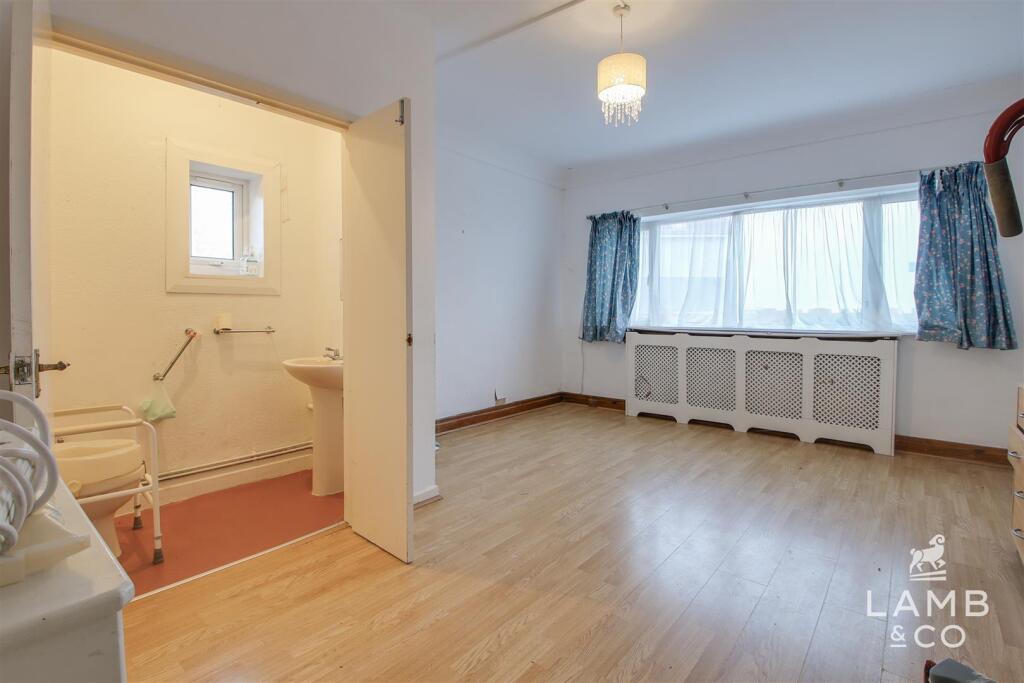 Additional image 31 of Cliff Parade, Walton On The Naze