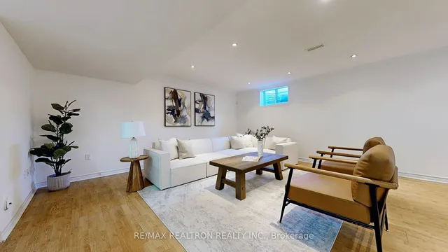 Additional image 36 of 520 Falconridge Cres