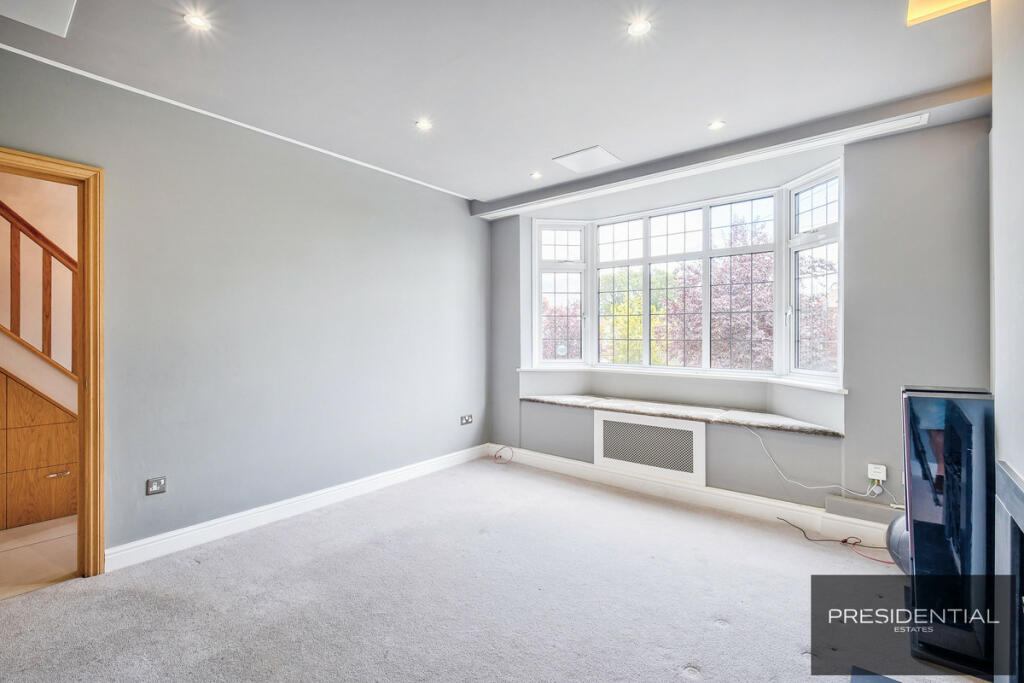 Additional image 10 of Dukes Avenue, Theydon Bois, CM16