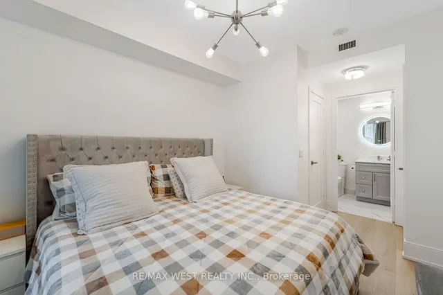 Additional image 28 of 70 Roehampton Ave Unit 1122