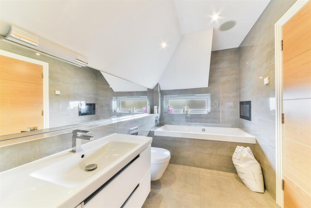 Additional image 20 of High Oaks Close, Coulsdon