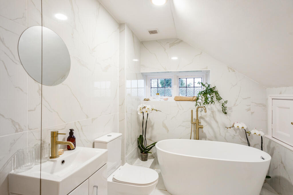 Additional image 8 of Woodcote Grove Road, Coulsdon, CR5