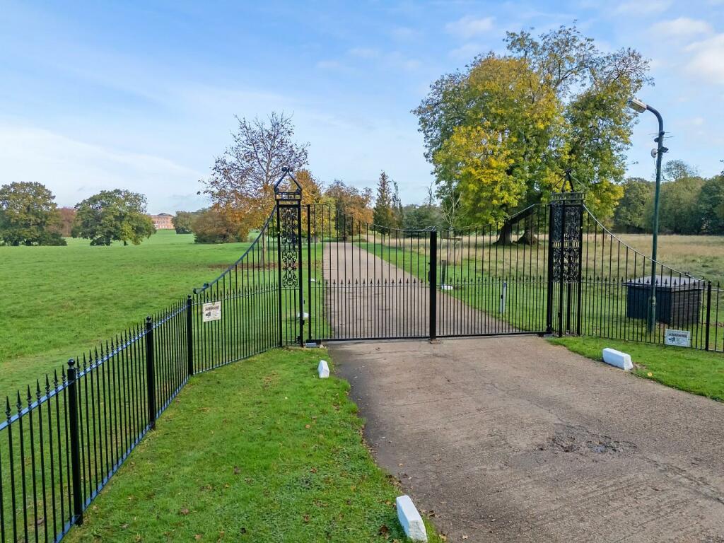 Additional image 19 of Brizes Park, Kelvedon Hatch