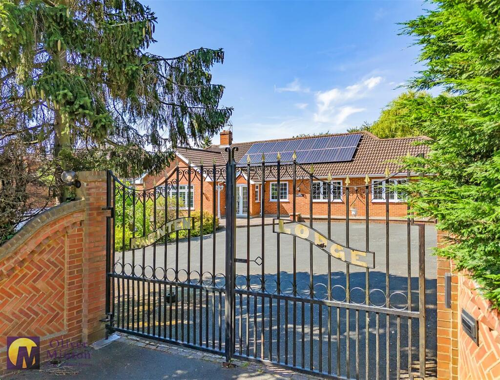 Additional image 2 of Hamlet Hill, Roydon: Spacious Detached Bungalow with Pool