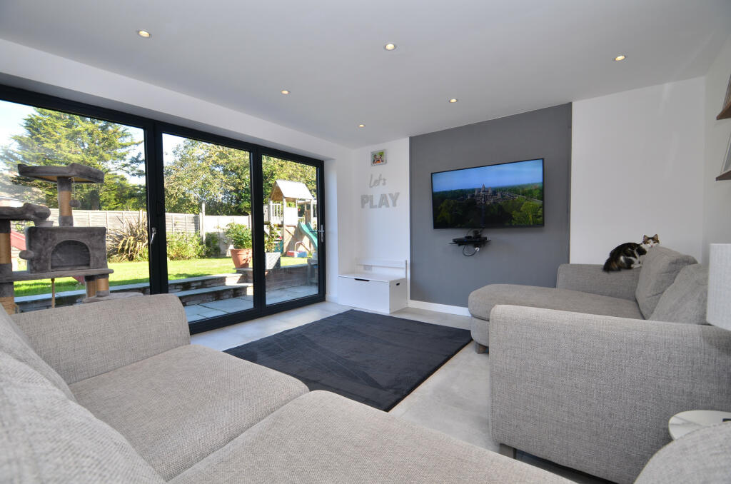 Additional image 18 of Little Oakley