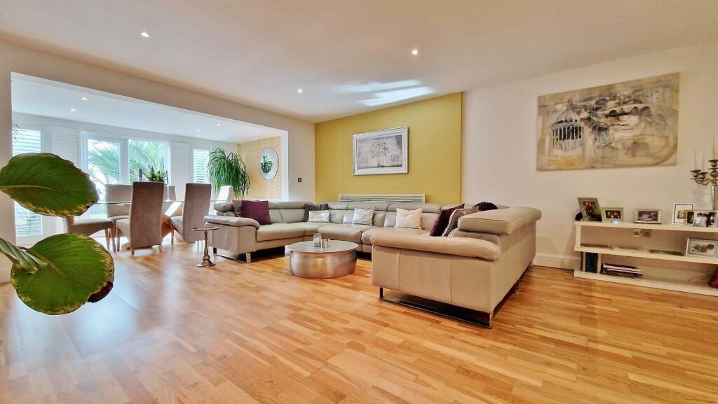 Additional image 5 of The Beach House, Green Lane, Walton On The Naze