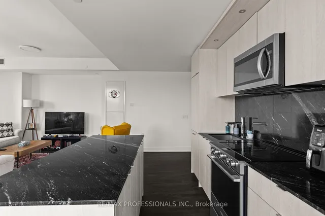 Additional image 8 of 30 Inn On The Park Dr Unit 320