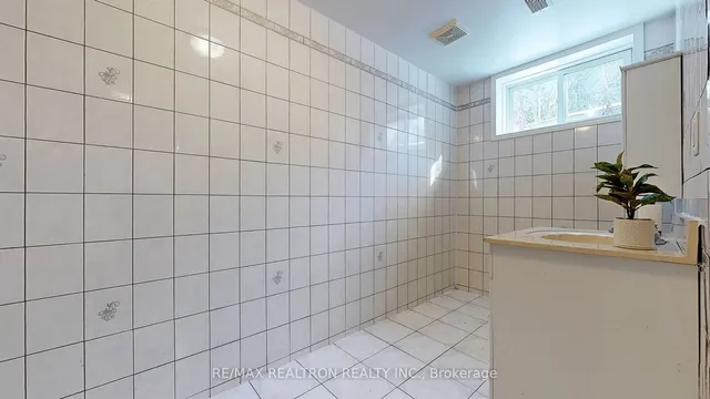 Additional image 33 of 520 Falconridge Cres