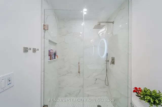 Additional image 27 of 70 Roehampton Ave Unit 1122