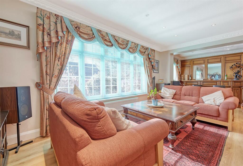 Additional image 8 of Hamlet Hill, Roydon: Spacious Detached Bungalow with Pool