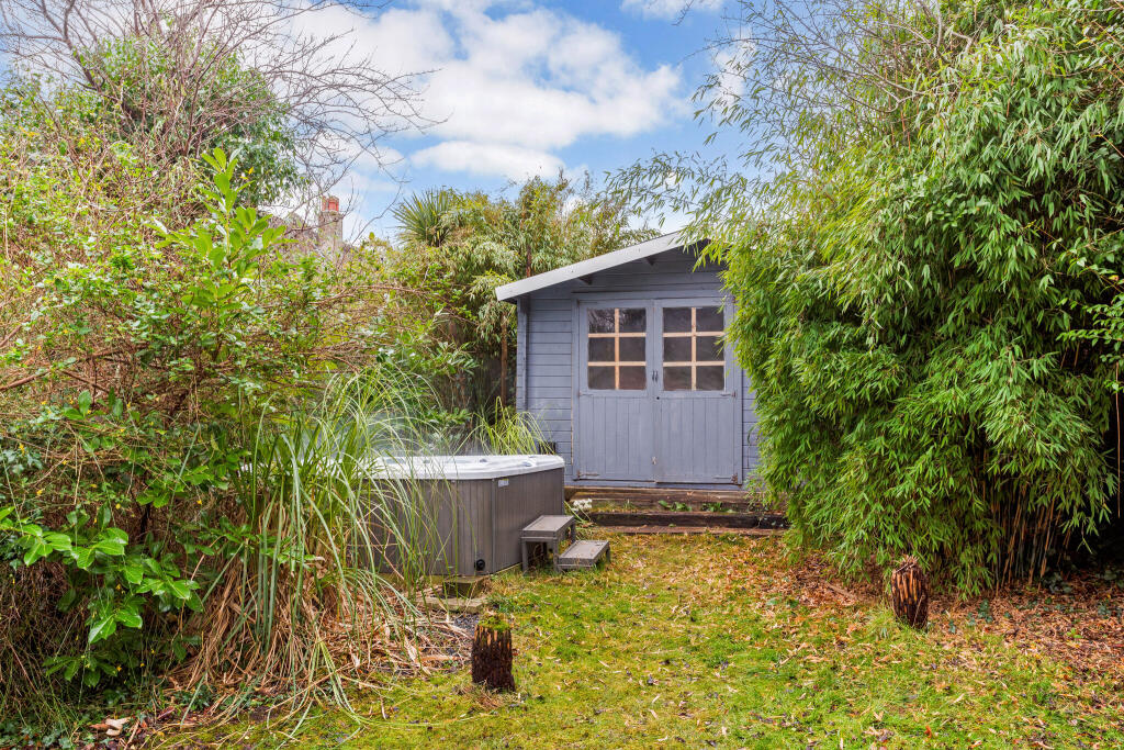 Additional image 17 of Woodcote Grove Road, Coulsdon, CR5