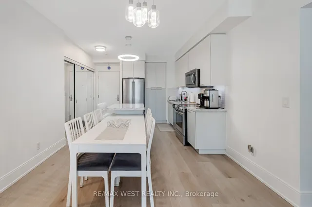 Additional image 8 of 70 Roehampton Ave Unit 1122