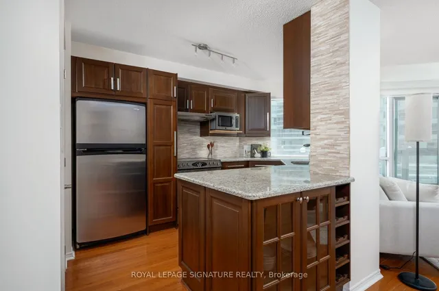 Additional image 3 of 10 Yonge St Unit 413