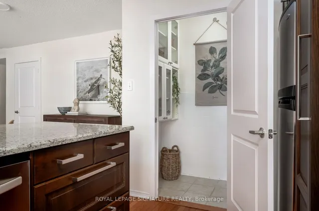 Additional image 6 of 10 Yonge St Unit 413