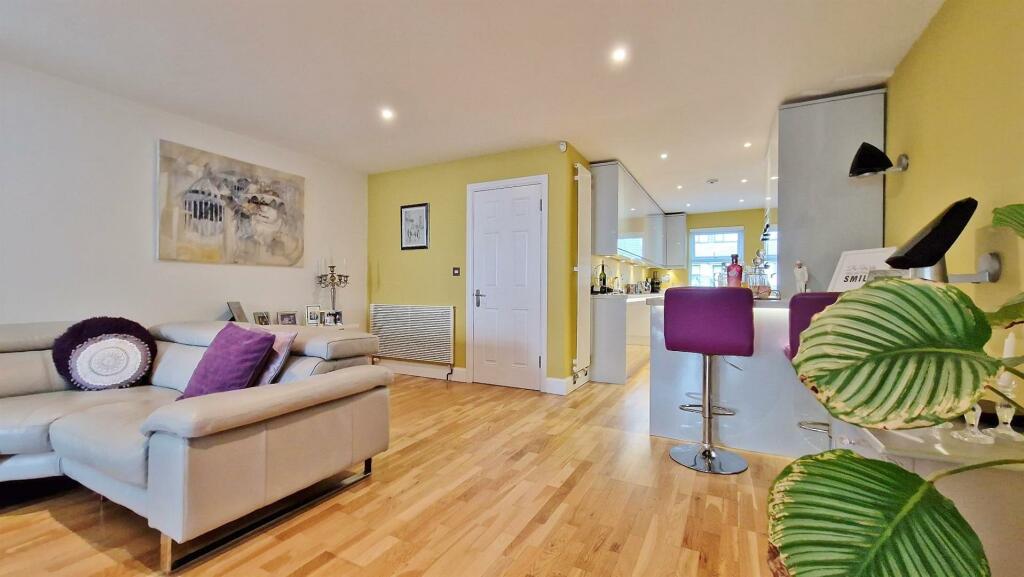 Additional image 10 of The Beach House, Green Lane, Walton On The Naze