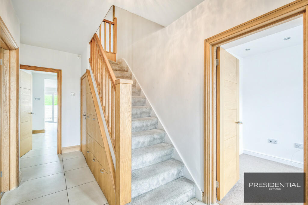 Additional image 42 of Dukes Avenue, Theydon Bois, CM16