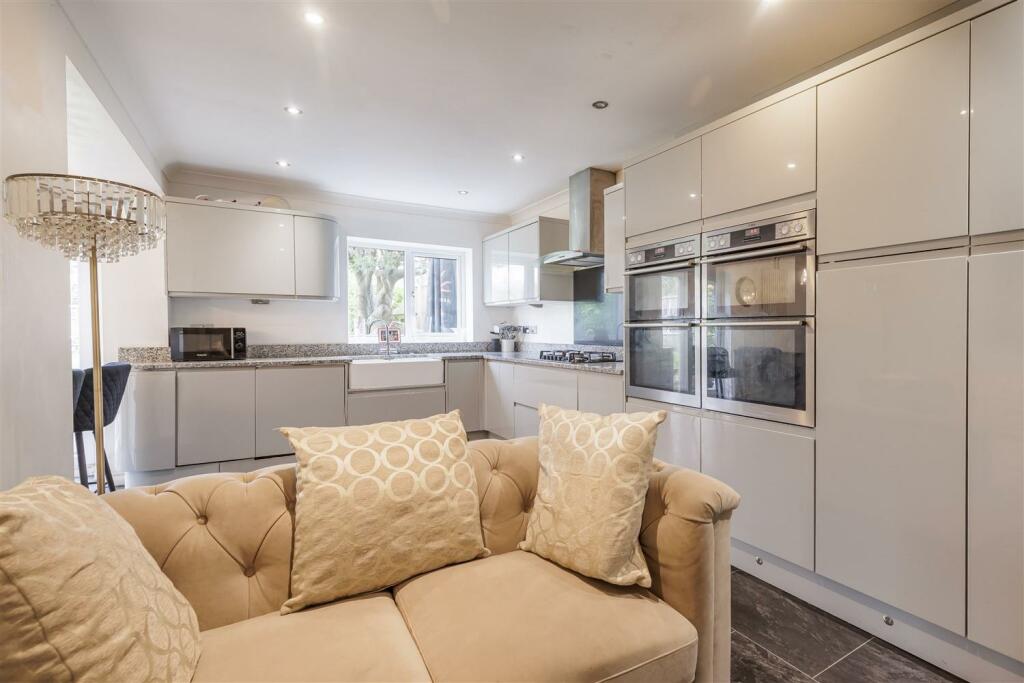 Additional image 21 of Dukes Avenue, Theydon Bois