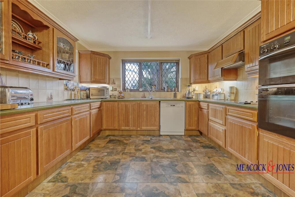 Additional image 18 of Roundwood Avenue, Hutton Mount, Brentwood